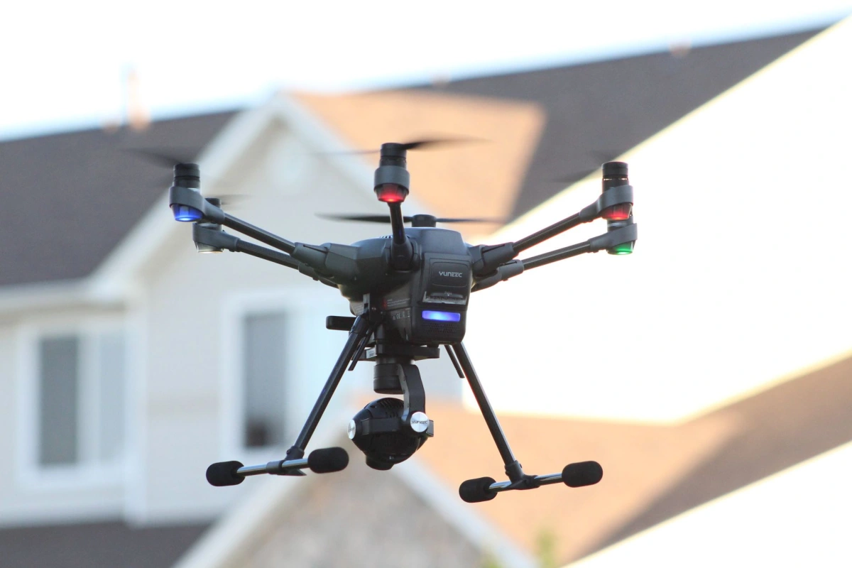 Drone en vol au-dessus d'une maison
