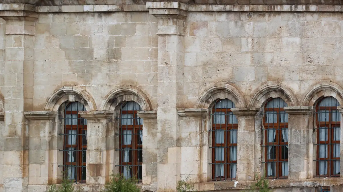 Fenêtre ancienne dans une façade en pierre