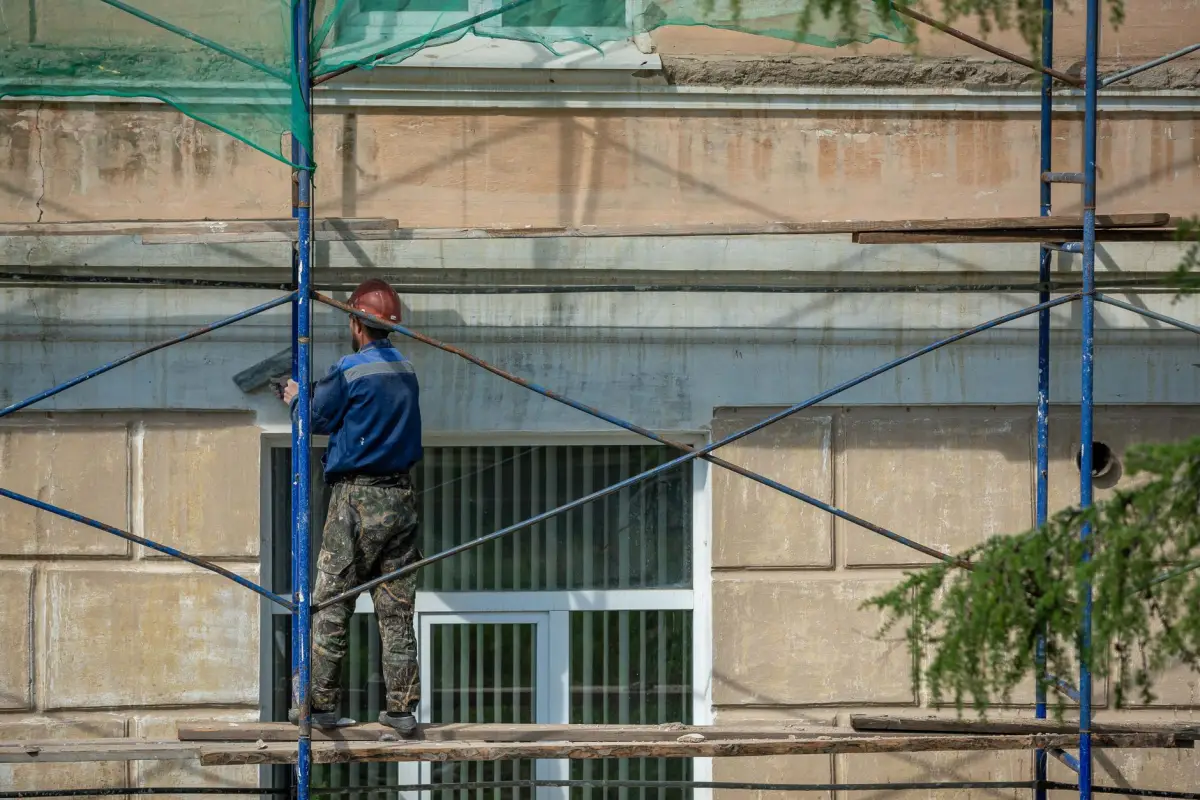 Échafaudage installé devant une façade en rénovation