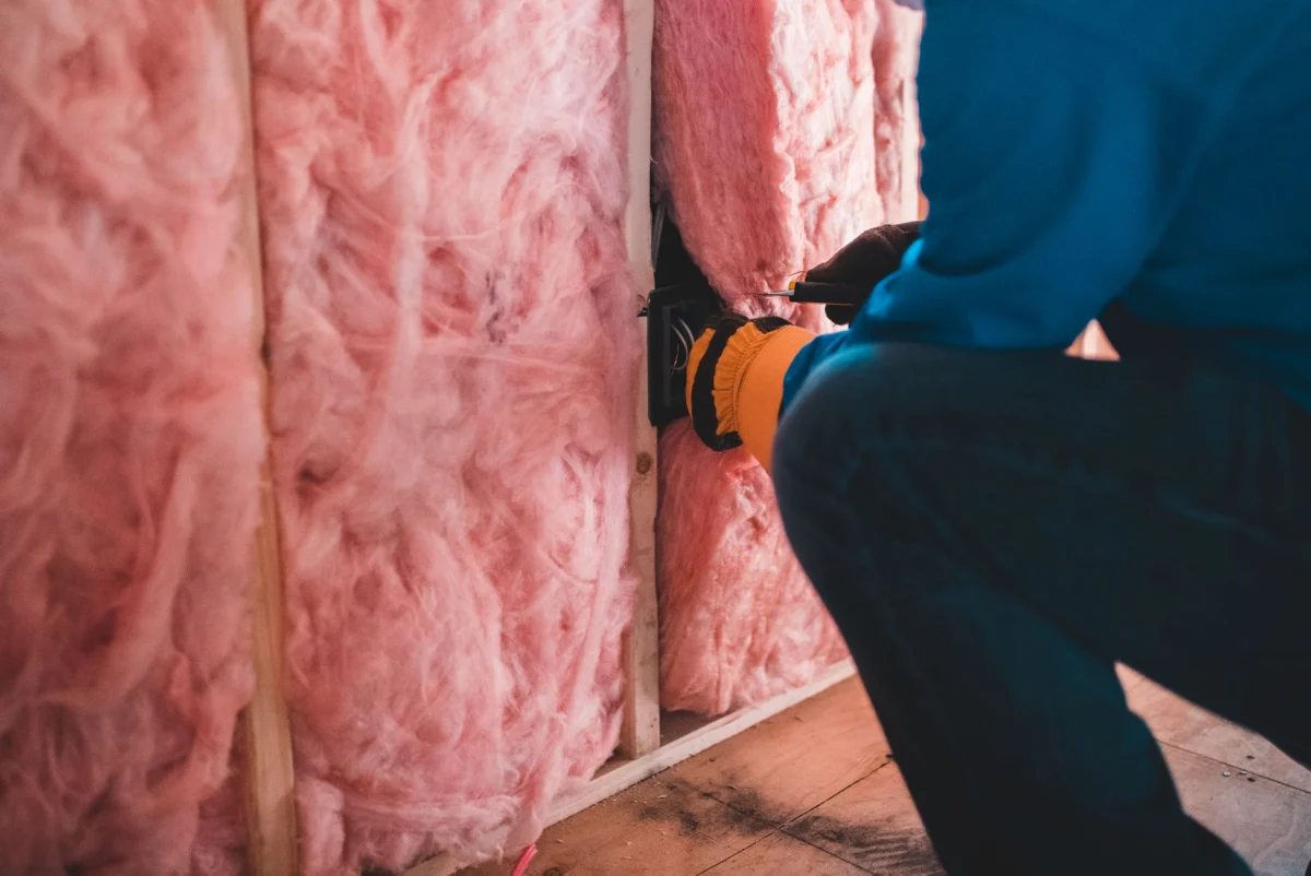 Pose d'un isolant en sous-face de plafond